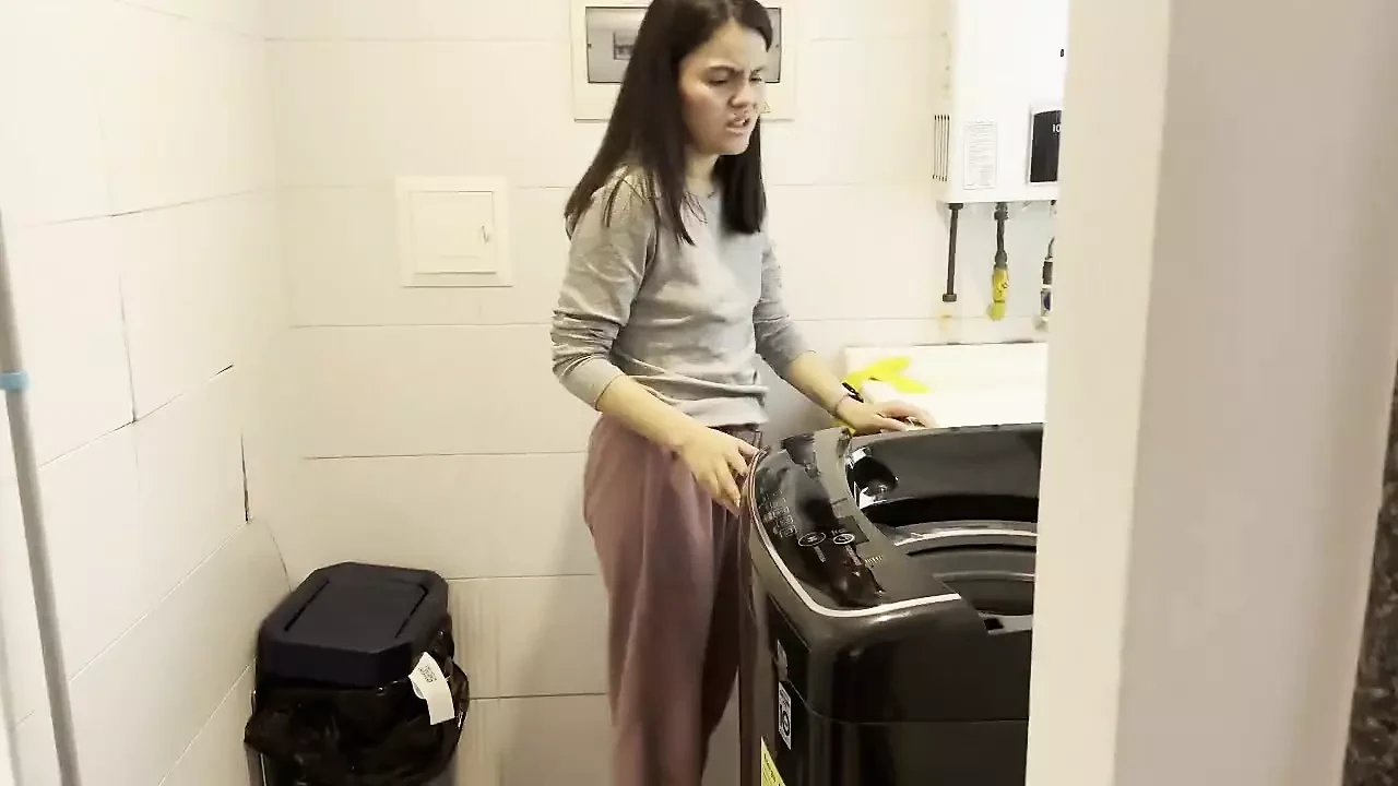 Îmi place să miros chiloții mamei mele vitregă în timp ce ea este acasă