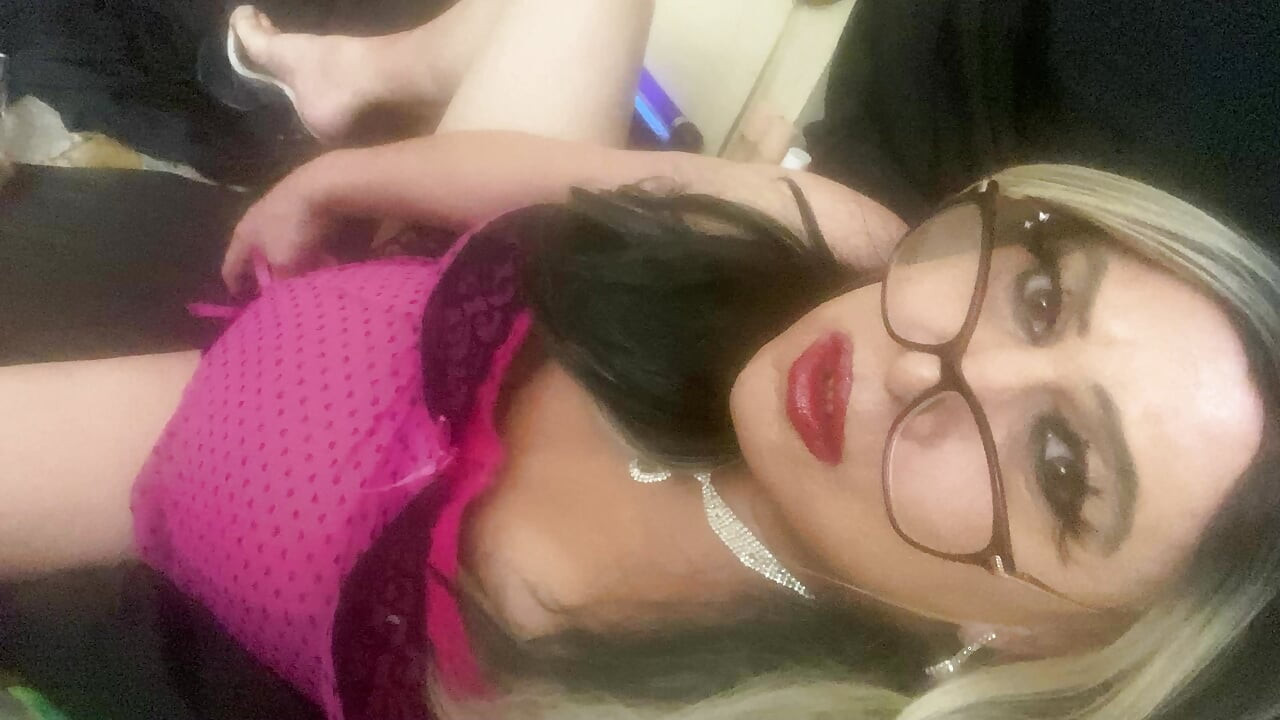 Krissy Sweets sử dụng vòng cu và đồ chơi hậu môn