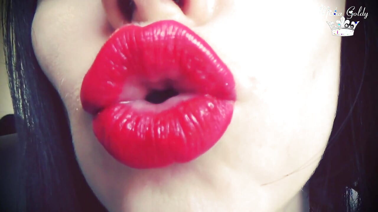 Delicioso labios rojos se burlan de