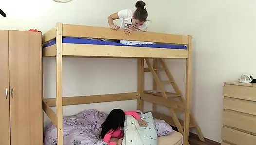 Süße lesbische mädchen befriedigen sich gegenseitig mit ihrem sexspielzeug