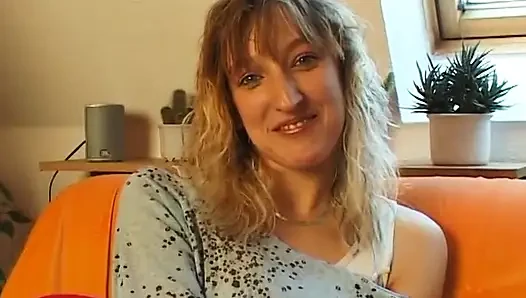 Pirsingli memeli güzel sarışın oyuncu seçmelerinde amını ovuyor