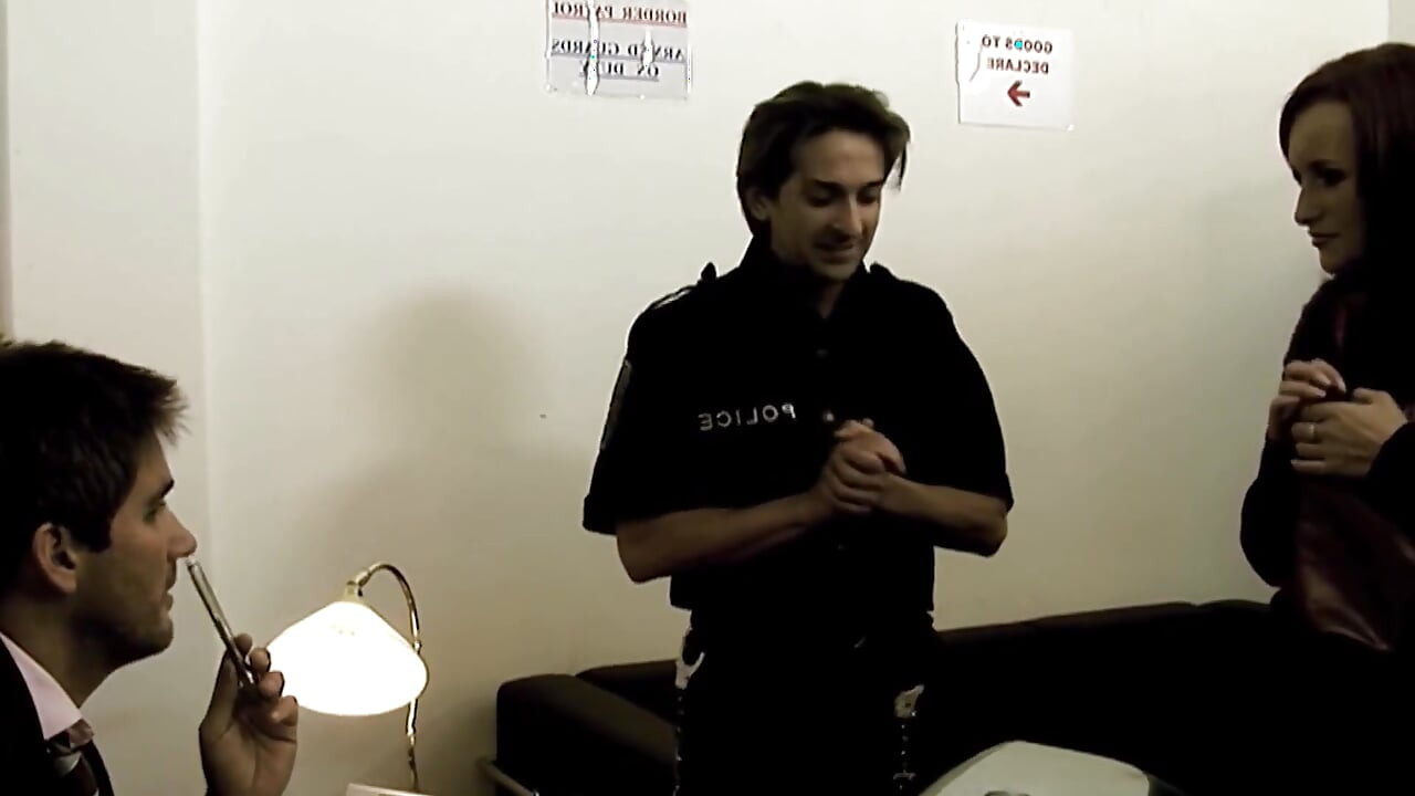 Scenă matură cu pule mari - brunetă matură sexy 4_booty are parte de o penetrare dublă într-un sex în trei cu scule mari la secția de poliție