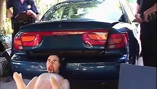 Полицейский Трахает Брюнетку На Улице, Пока Она Не Сквиртует