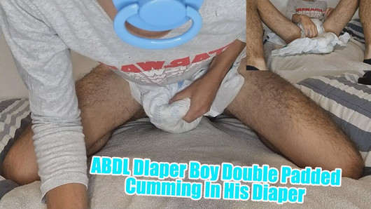 ABDL Windeljunge, doppelt gepolstertes Cumming in seiner Windel