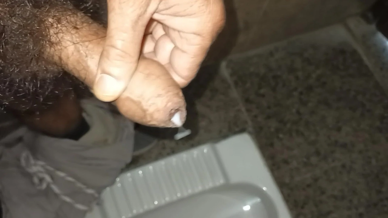 Masterbasi pria India di toilet