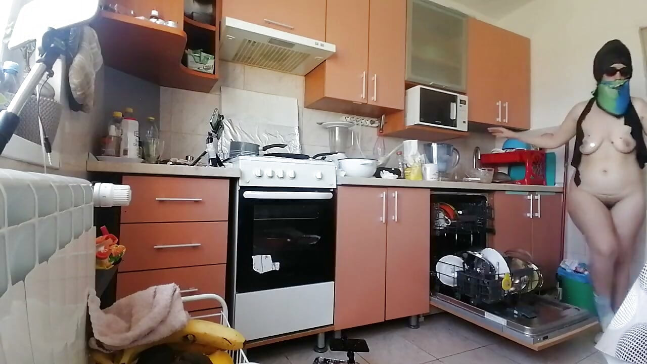 Heiße Ehefrau Bereitet Nacktes Essen in Der Küche Zu.