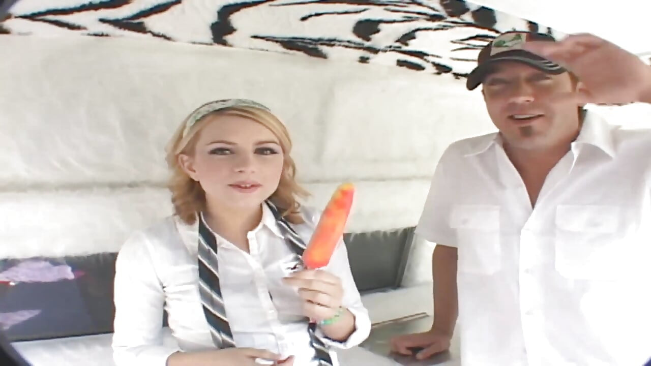 Prekrasna mokra ružičasta prorez pilića očekuje širom otvorenu za divovski štap