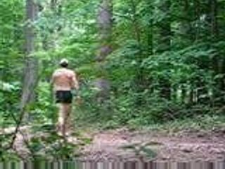जंगल में नग्न चलना