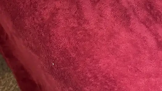 Anal tıkaçlı minyon bebek onu sikmeden önce dövmeli asılı bir adama biniyor