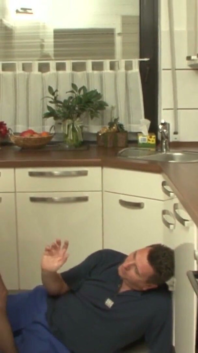 Hausmeister bumst die willige Hausfrau | Clip 1