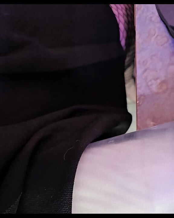 Femboy Mašina za muzenje: stidljivi femboy sa slatkim stopalima biva isisan od strane mašine, vodi ga u krevet, a zatim je jebe