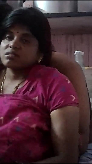Momen penting dari "ibu rumah tangga desa India dan teman seksi berciuman dan menikmati gerakan"