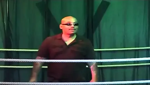 Tropfende rosenknopf-gangbang von blondem reifem schätzchen im Wrestling-ring