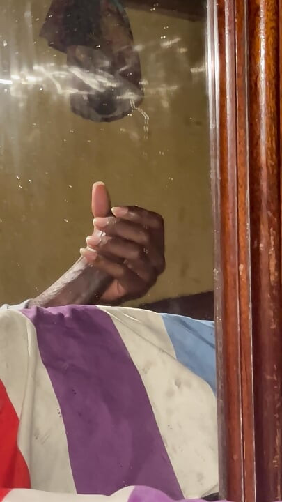 Tražim ženu koja voli crni kurac.