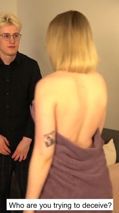 Spannender moment von "verdorbenes schulmädchen fickte einen streber - creampie in die muschi"