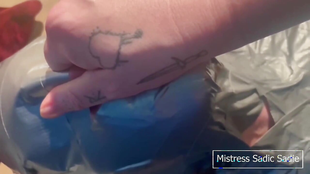 Bondagefilm gevuld met vernedering, vertrappen, elektrospel en andere perverse spelletjes