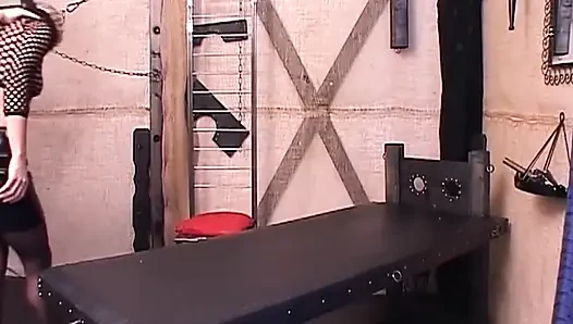 Blonde MILf mit verbundenen augen nimmt stab und fingert tief