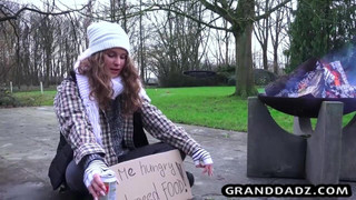 Une fille reçoit une GAUFRE et une bite de papi pour le déjeuner