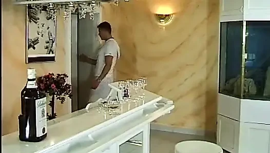 Mira in LA SIGNORA DEGLI UCCELLI scene 04