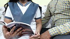 La studentessa Ashu insegna alla sua insegnante la prima esperienza sessuale con audio hindi
