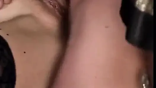 Alman orta yaşlı seksi kadın iki deliğini de çifte siktiriyor