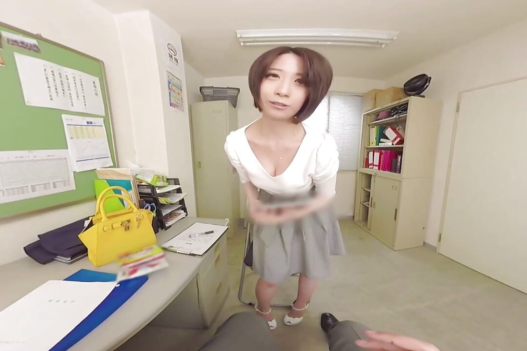 Tempting Offer From the Kansai Wife in the Back Office - 1