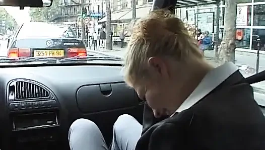 Schönes blondes französisches schätzchen reitet schwanz im park