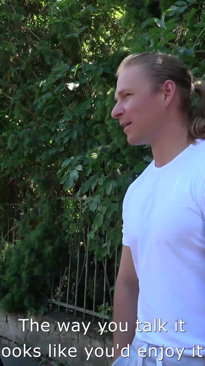 A szőke kurva nem szégyelli széttárni a lábát a hatalmas fasz előtt