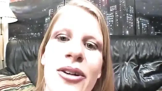 Sıska sarışın bebek sert gırtlağına kadar alıyor