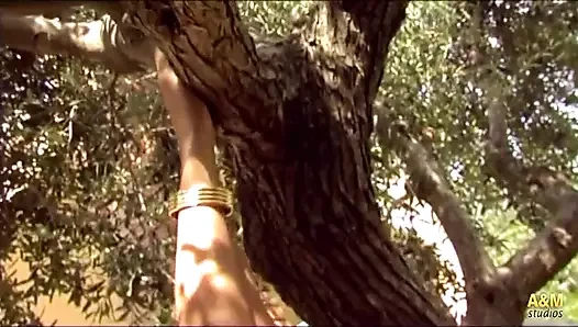 Temizlikçı kız ve güçlü ereksiyonlu müşteri