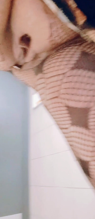 Pisi dobása a mozi WC-jében