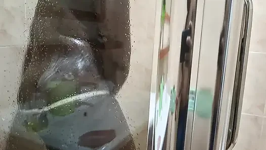 Eski sevgilim beni duş alırken filme alıyor.