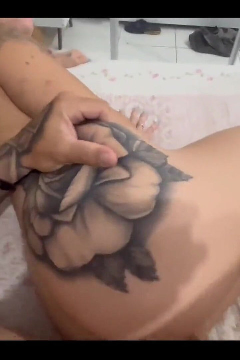 Ο Bruno Abate με έκανε να χύσω χύνοντας με τα δάχτυλά του στο ροζ μουνί μου