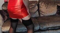 Crossdresser gostosa em vestido de cetim vermelho sexy e meias