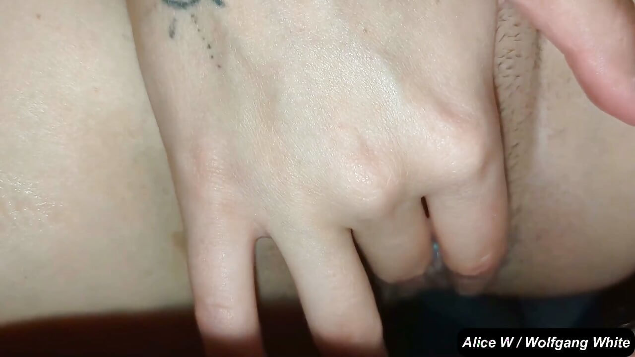 POV Niesamowita jazda i kremówka z tyłu jej samochodu z gwiazdą porno Quebecu Alice Wonder