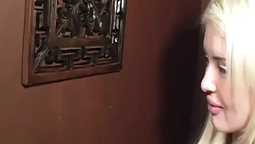 Aksi hardcore cewek hot rambut pirang dan rambut cokelat yang lagi ngidam kontol besar