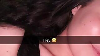 A puta de 18 anos trai o namorado no snapchat com o meio-irmão e recebe gozada interna enquanto faz sexo com seu corno