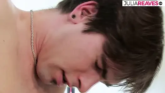 Худенькая девушка получает сперму в киску после скачки на огромном члене на стуле