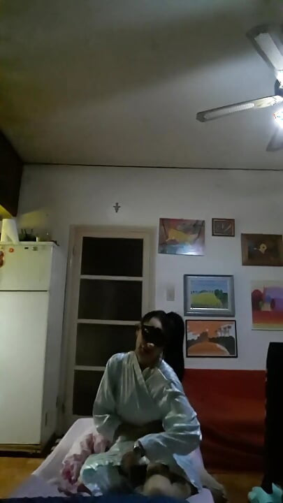 我一醒來就把所有東西都脫掉，你欣賞我的身體