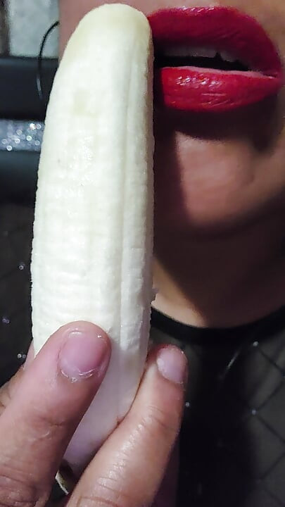 Arăt sexy mâncând o banană