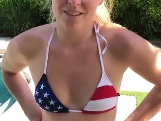 Lindsey Vonn într-un bikini în formă de stea care sare într-o piscină