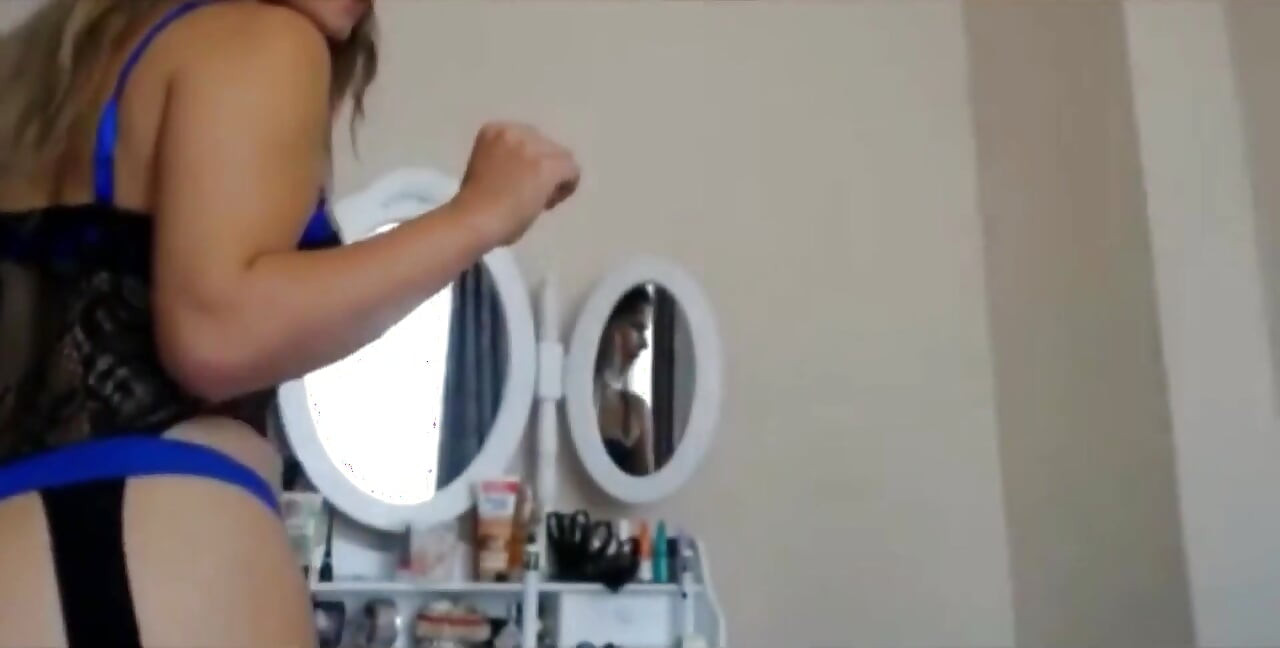 Sexydea s’amuse dans sa chambre