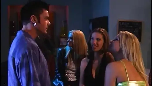 Pelacur pemuja kontol nyepong kontol pria ini di restoorom