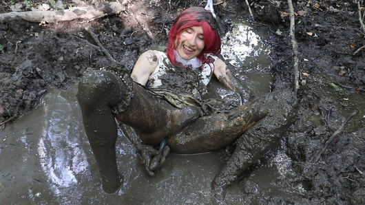 Trap cosplay maki bruid rommelig spelen in de modder