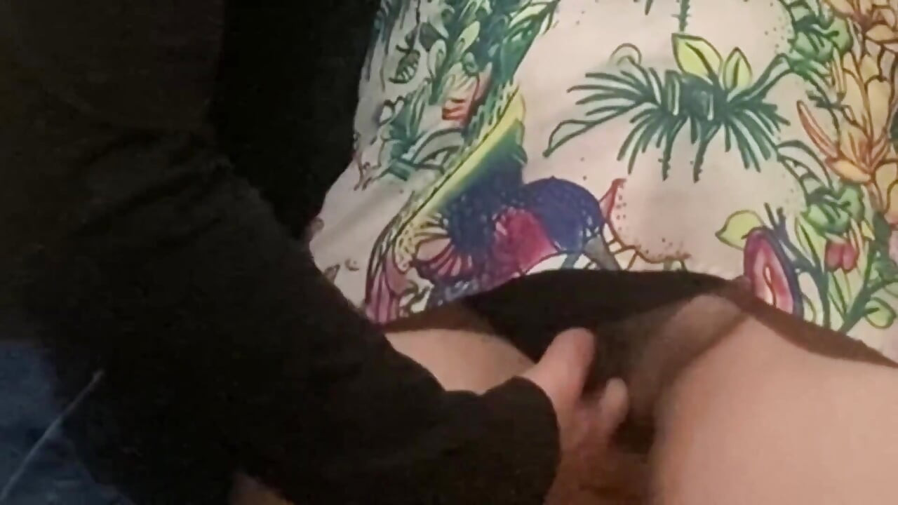 Omg!!! Estranho pervertido homem dedilhando buceta gostosa em público