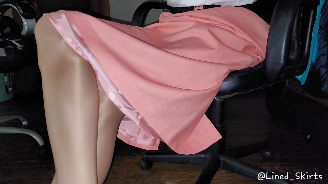 Váy đào với lớp lót satin trơn trượt.