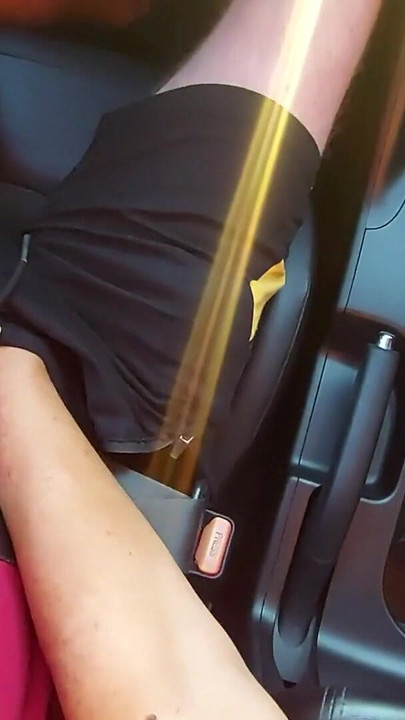 Epski trenutak iz filma "Zrela milf sa seksi nogama u štiklama i kratkoj suknji zadirkuje taksista i drka mu"