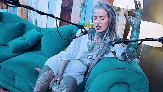 Aku berbicara tentang G - Grattitude- ASMR podcast SFW berbicara dengan gadis kurus gothic model tato rambut gimbal