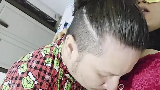 Шаловливый сюрприз отчима: подарить падчерице новую игрушку и тестировать ее вместе, пока дома одна