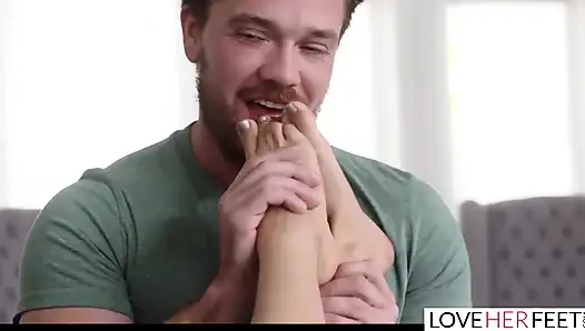 Erkek arkadaşımın şişman yaraklı üvey oğlunun ayak fetişi var